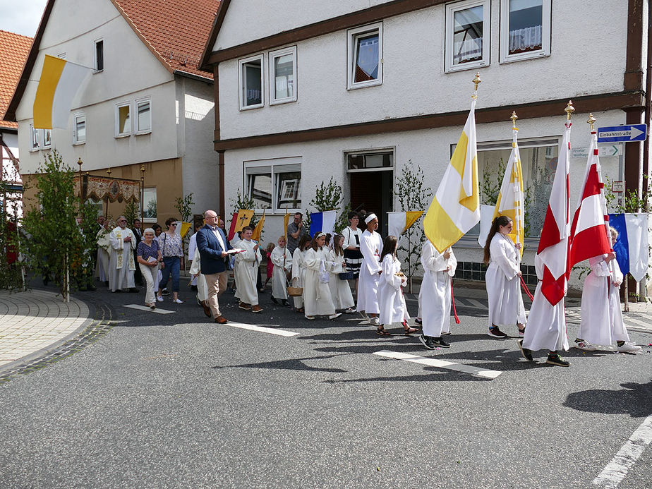 Fronleichnamsprozession durch die Straßen von Naumburg (Foto: Karl-Franz Thiede)